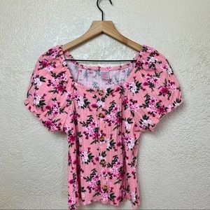 No Boundaries woman’s floral short sleeve …